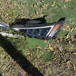 2020 to 2021 HYUNDAI ELANTRA Driver, Side, Headlight, And Passenger Side Headlight OEM 