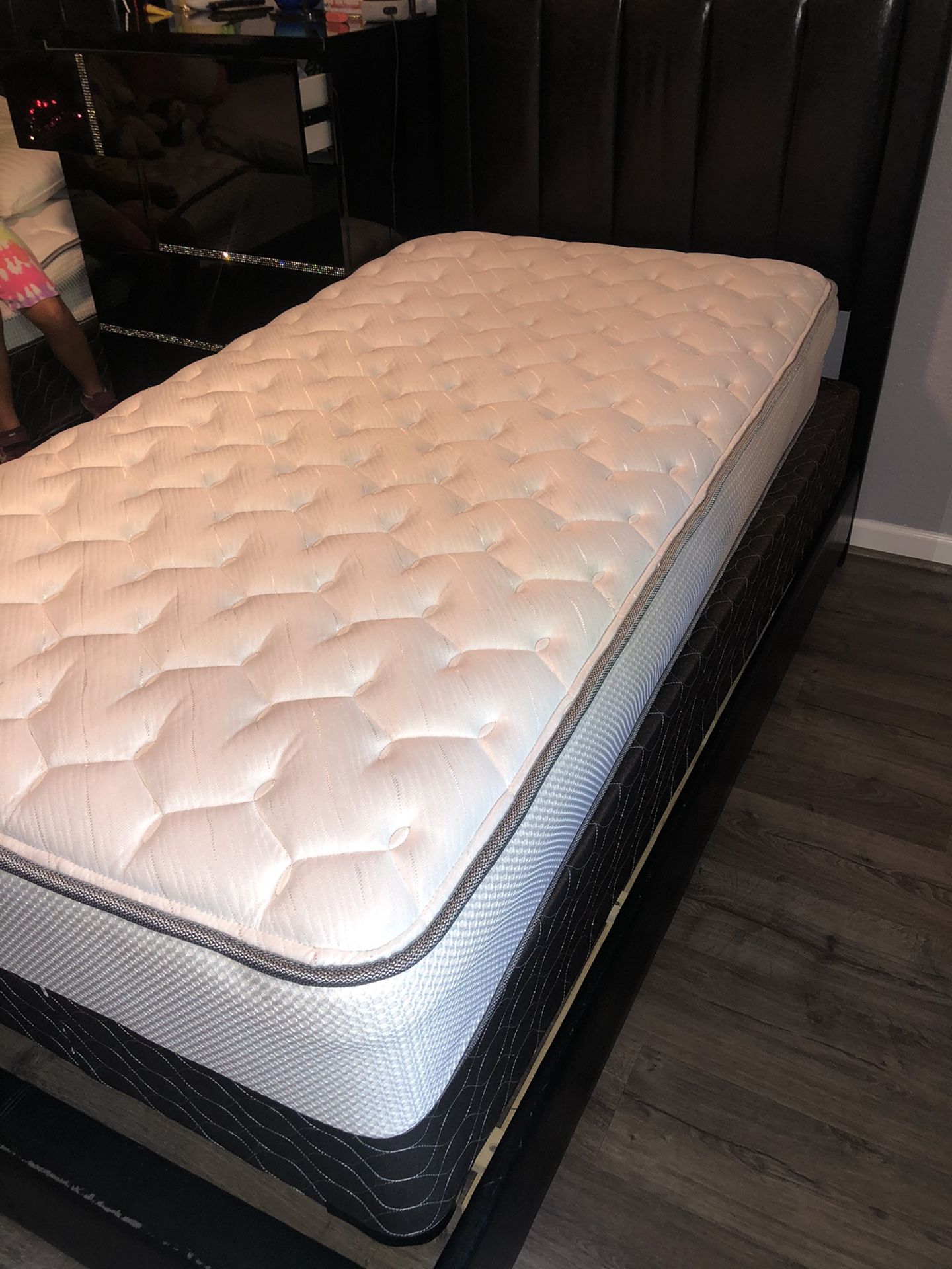 2 Twin beds/ mattress/ dresser