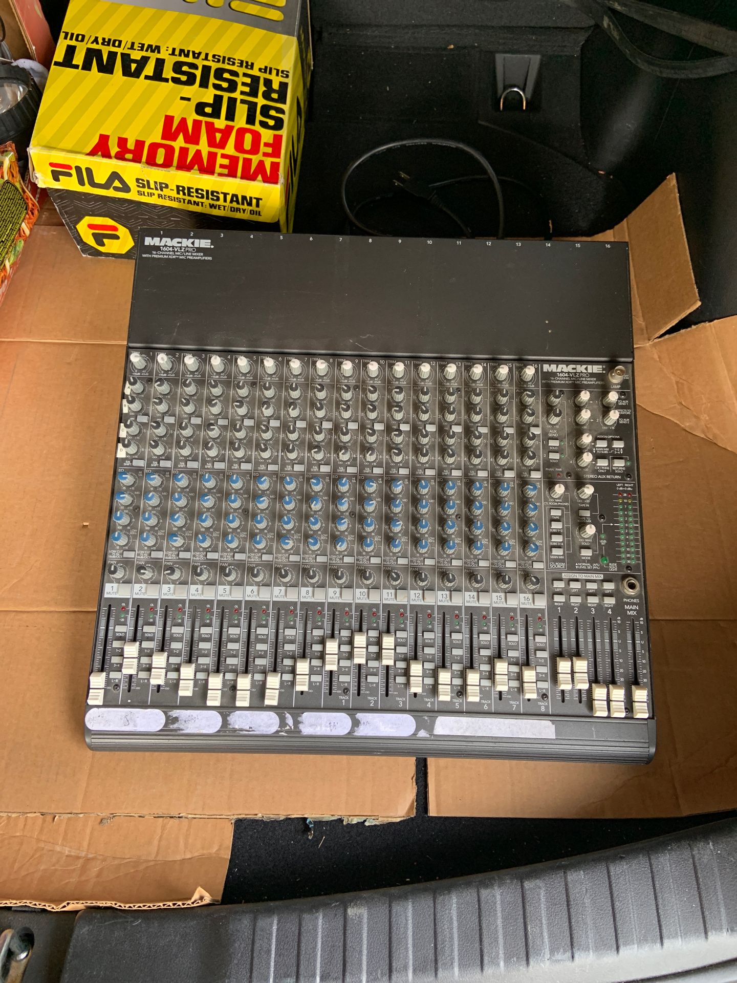 Macklemore 1604-VLZ pro , 16 channel mic/line mixer