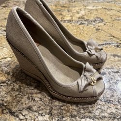 TORY BURCH 6B JACKIE Charm Wedge Espadrille Shoe Beige GOLD WASHED Peep-Toe