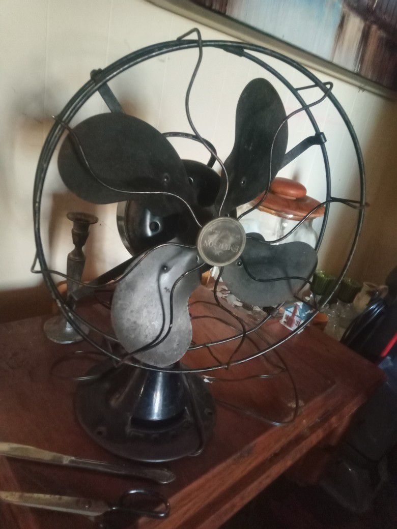 Vintage 1930 Oscillating Fan. Needs A New Cord But Still Needs Little Motor Installed But I Have The Little Motor And It Works