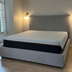Estructura de cama tamaño king con cabecero y colchón.