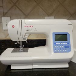 SINGER 9970 COMPUTERIZED SEWING MACHINE WITH ROLLING CARRY CASE 