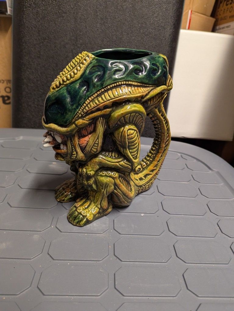 Alien/ predator mug and matching alien egg mug