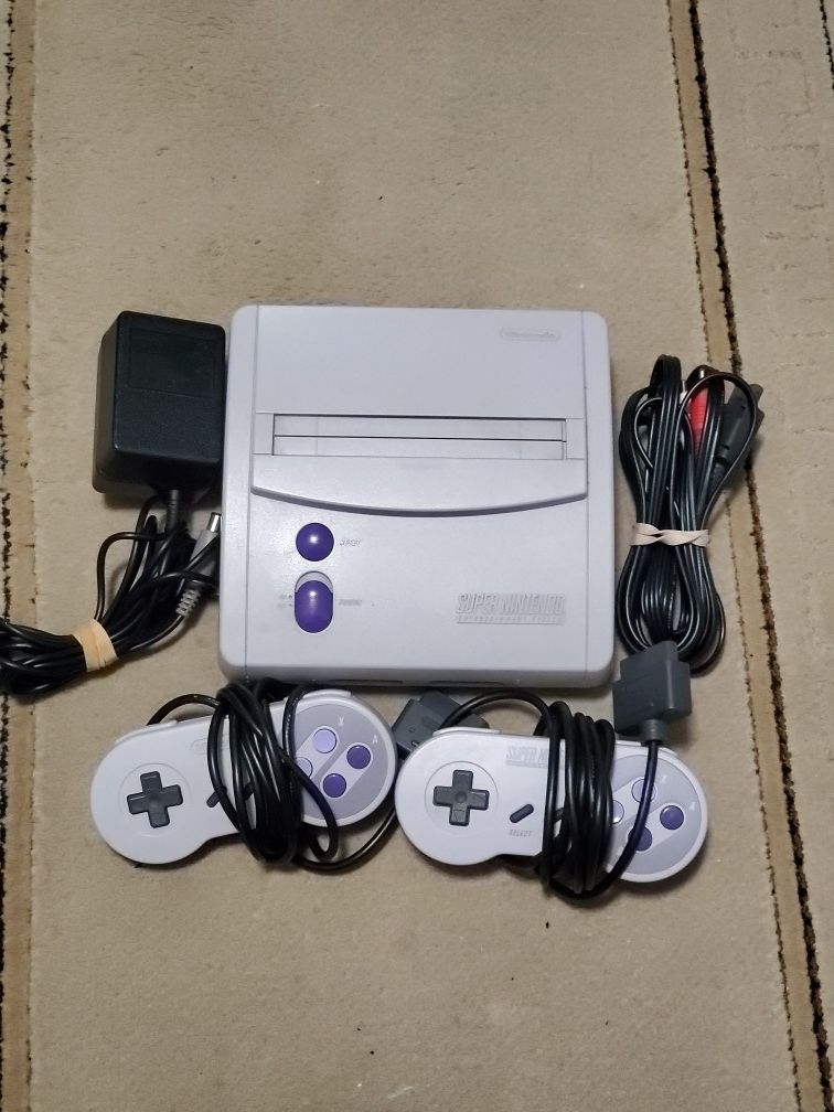 SUPER NINTENDO JR COMPLETE WITH 2 CONTROLLERS