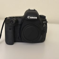 Canon 5D Mark IV  Bundle