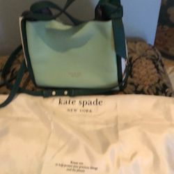 Kate Spade Multicolor https://offerup.com/redirect/?o=QmFnLk5ldw==