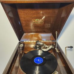 Beautiful Antique Victor Victrola Phonograph with records