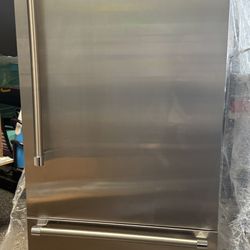 Thermador Freedom 30 Inch Refrigerator with Bottom Freezer