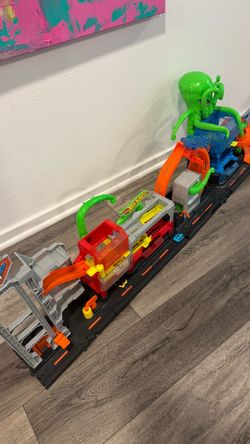 Hot Wheels City Octopus Attack Track Set