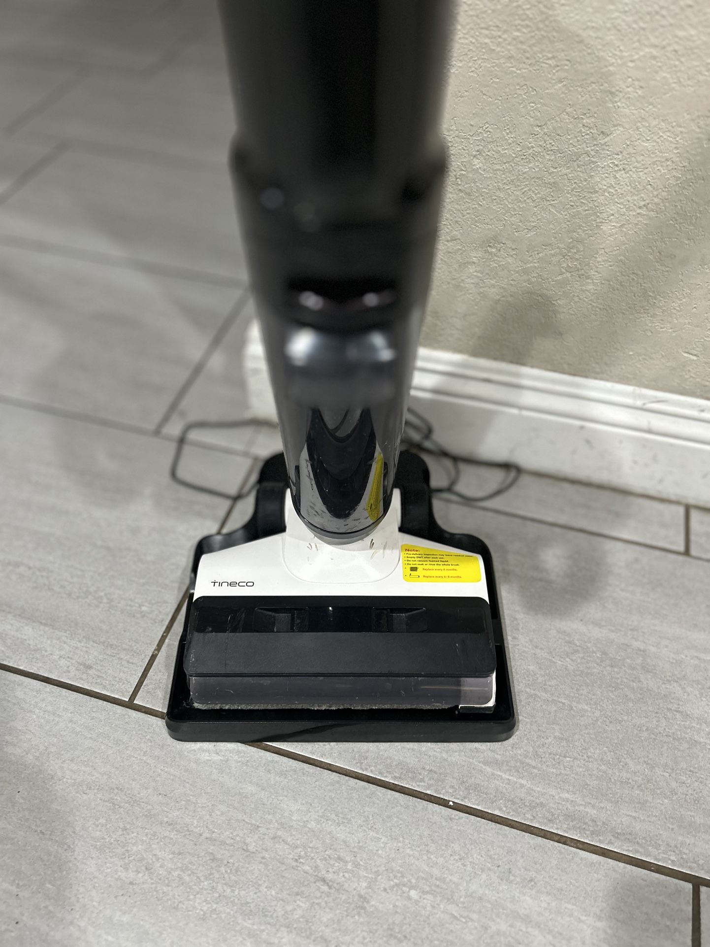 Used vacuum cleaner in excellent condition, sweeps and mops at the same time, with its charger and charging station, just the vacuum cleaner as seen i