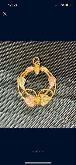 Graduated grape leaf circle pendant