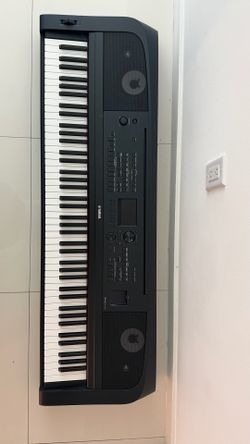 Yamaha portable grand piano DGX-670