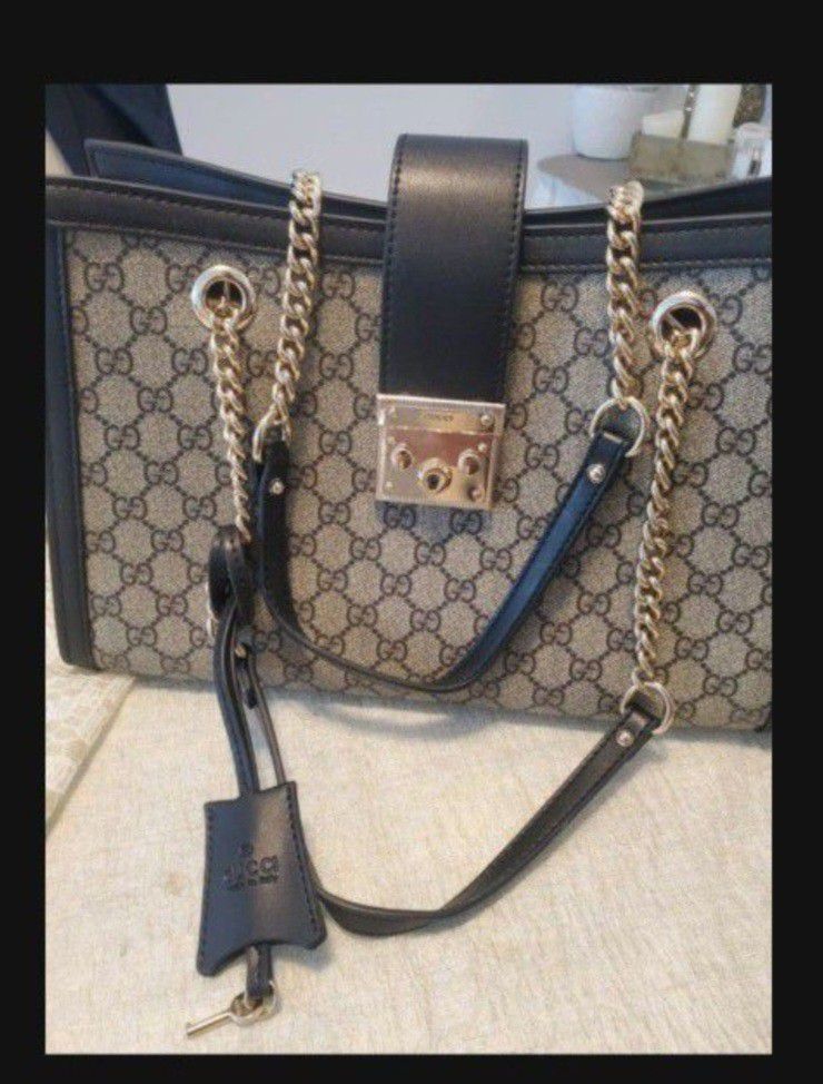 Authentic GUCCI hand Bag With Its Card And Key