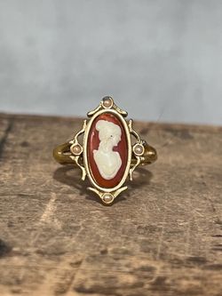 Gold tone Cameo ring size 8