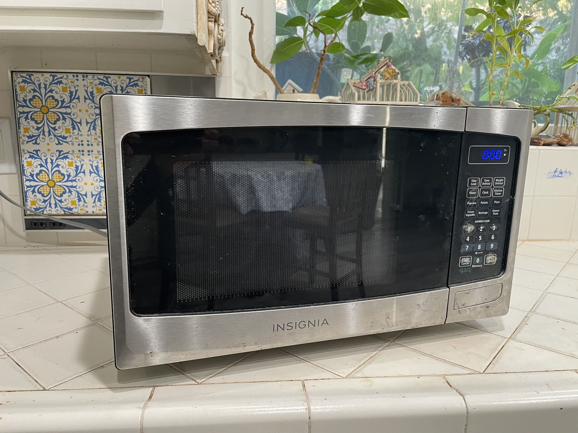 Insignia 1350 Watts Microwave In Great Condition