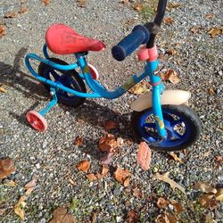 HUFFY.  2 WHEEL. TRYCYCLE. STYLE PEDDELS. FOR TODDLER