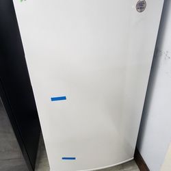 NEW WHIRLPOOL FREEZER *AWESOME FEAUTURES * COMES WITH WARRANTY* 