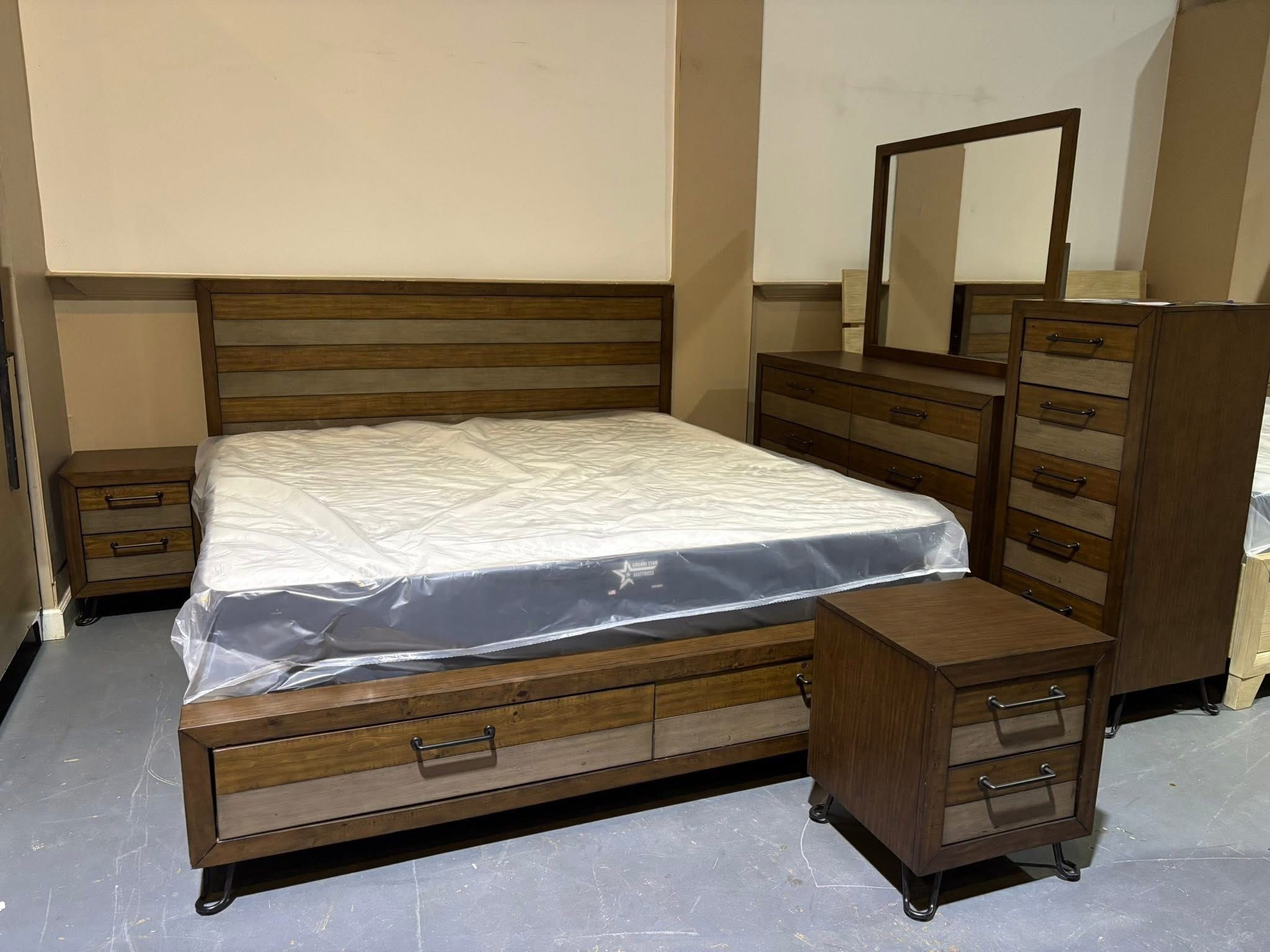 New FLOOR Sample King Platform Bedroom Set