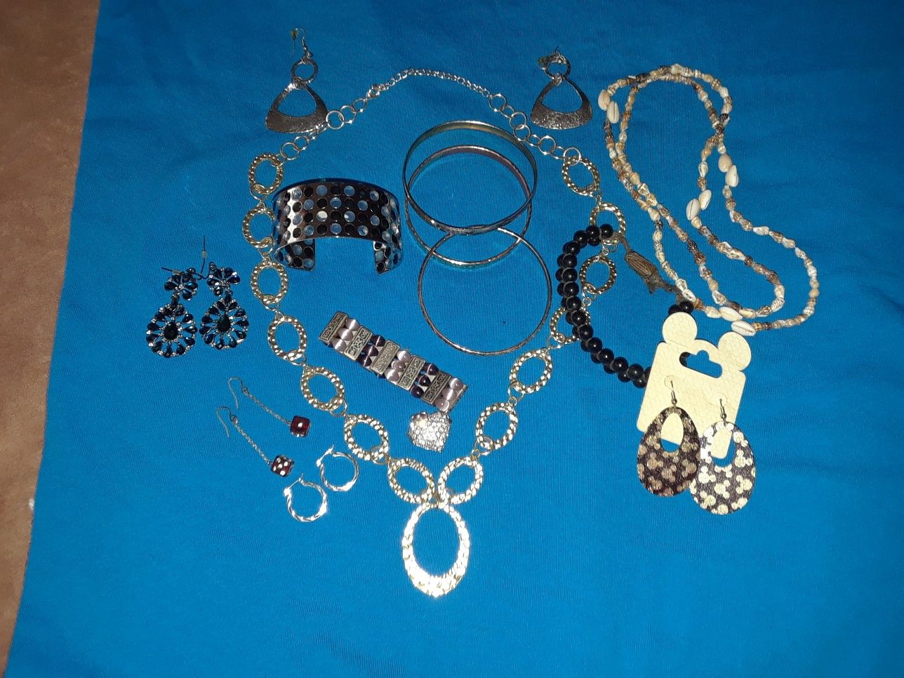 Bag of Women's costume jewelry