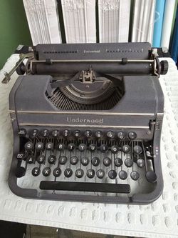Vintage typewriter (universal --underwood )