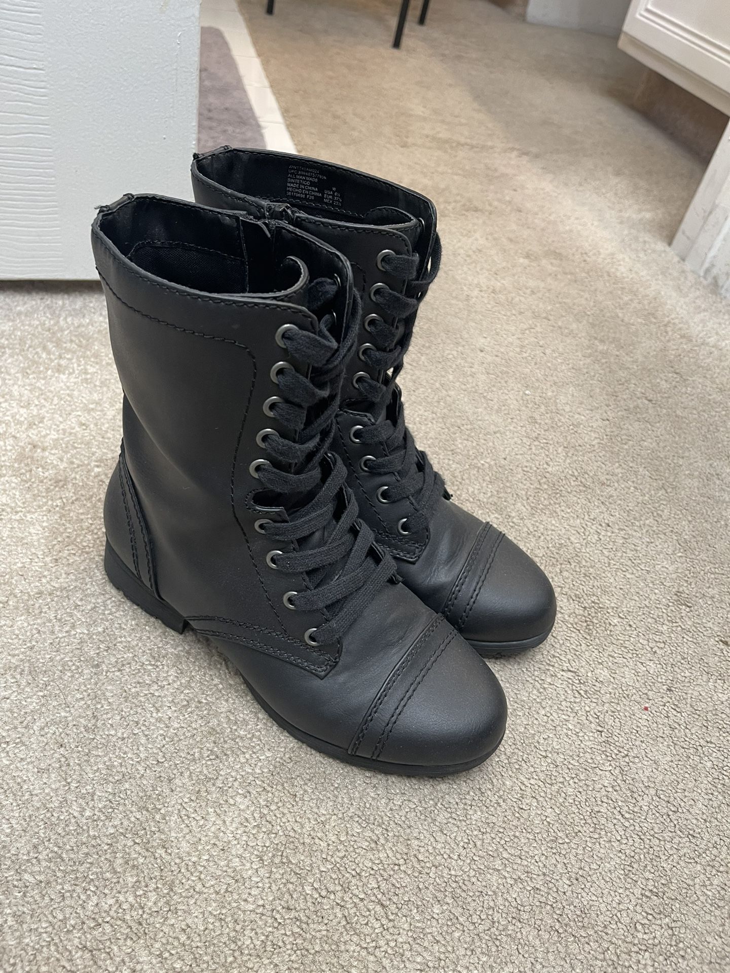 Black Boots Shoes Size 6.5