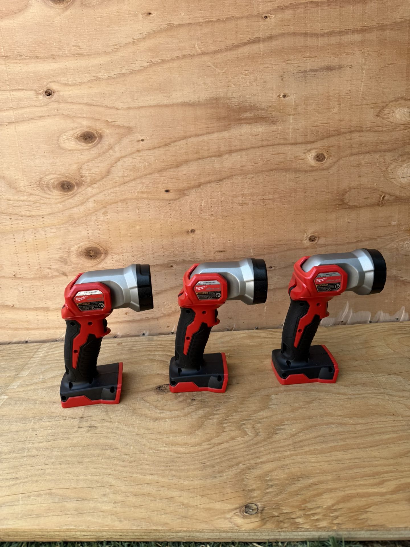 Milwaukee M18 18-Volt Lithium-Ion Cordless 100 Lumens LED Flashlight (Tool-Only) $35 Each Cada Una