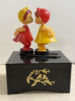 Vintage Rare Boy Girl Kissing Working Music Box Plastic "Love Story" Yellow Red