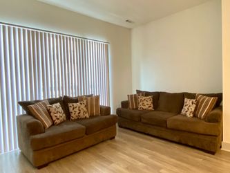 Cozy Loveseat & Full-Size Couch – Perfect for Family Relaxation