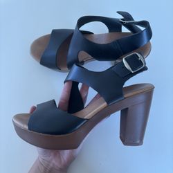 Size 7 Women’s Black Shoes