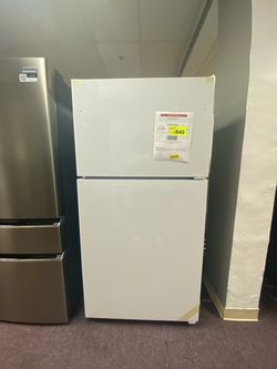 GE Garage-ready 21.9-cu ft Standard-Depth 33-in Wide Top-Freezer Refrigerator ( White ) Garage Ready