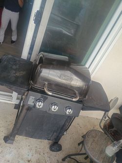 Dyna-Glo 3-Burner Propane Gas Grill - Compact Patio Size