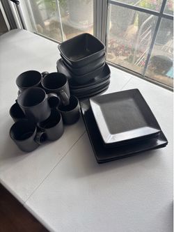 Better Home — 24 piece dinnerware set