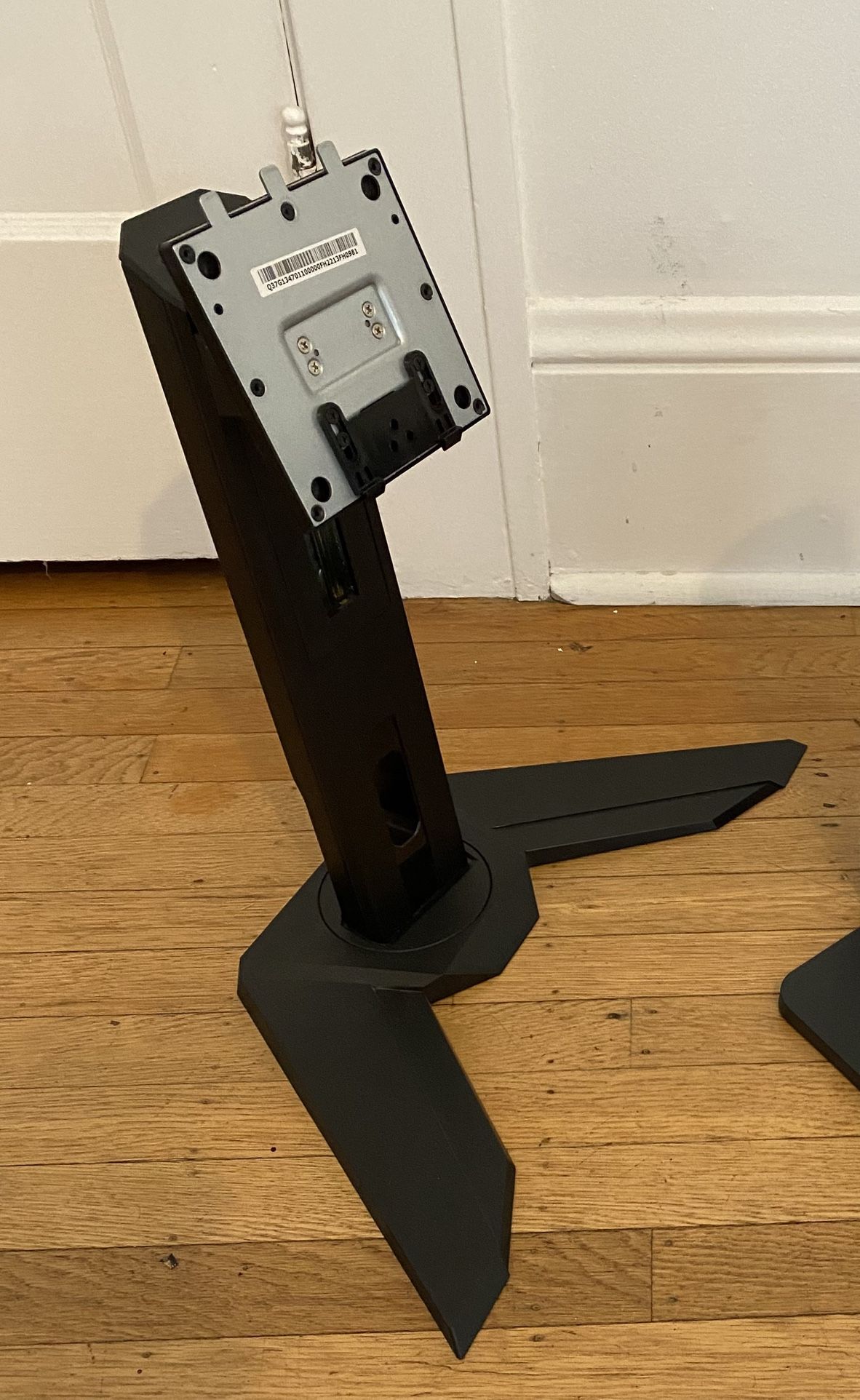 Gigabyte M32Q computer monitor stand (horizontal)