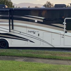 Diesel Pusher RV Class A Motorhome Low Miles