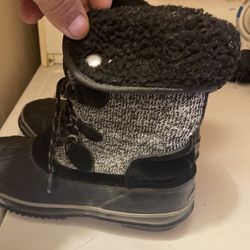 Woman’s Snow Boots Size 9. (Used)