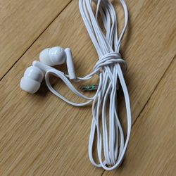 New Wired Earbuds Headphones White 3.5mm Jack. High Quality Air Travel Companion. Must Have!