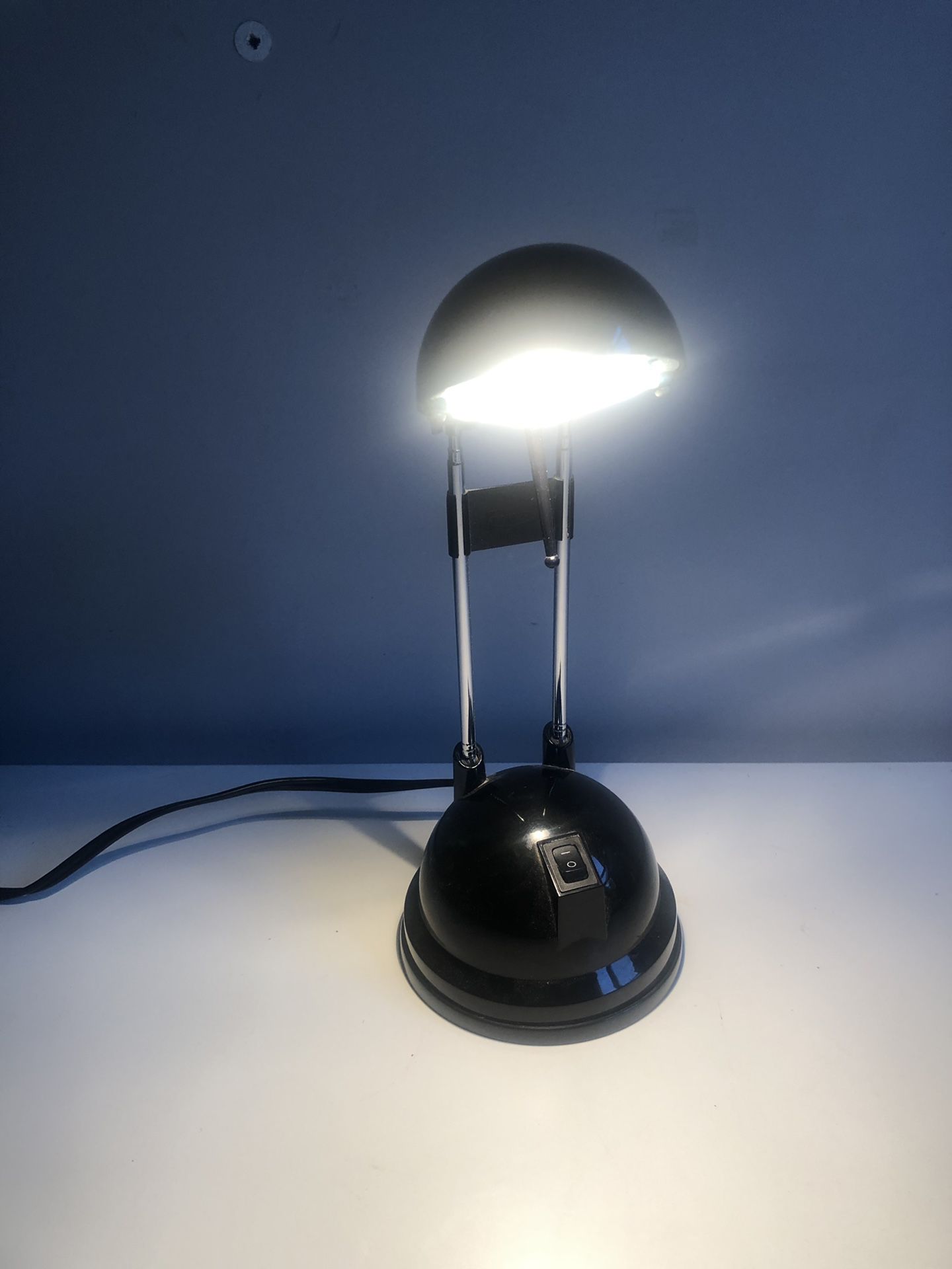 Retractable mini desk lamp