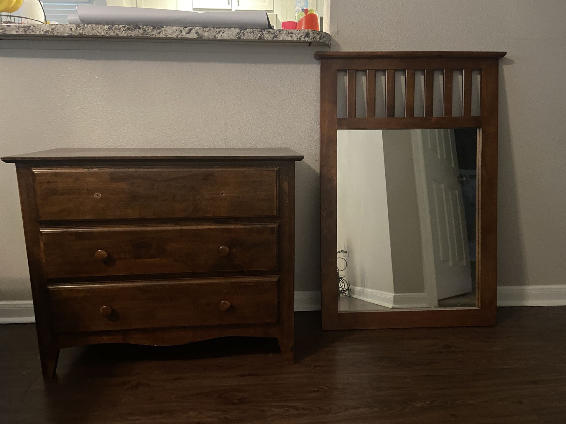 Dresser With Mirror 