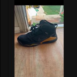 jordan mars 270 black gold 11 1/2