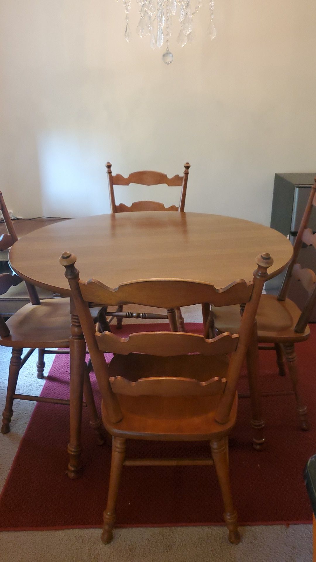 Small diningroom table w/4 chairs....mesa de comedor con 4 sillas gratis