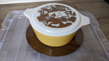 RARE Vintage PYREX casserole dish with lid and trivet