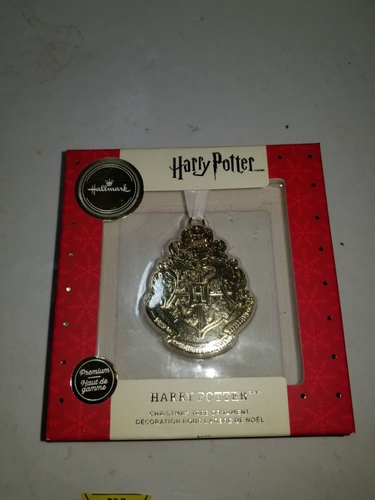 Collectable. Hallmark Premium Christmas Tree Ornament Harry Potter Gold Hogwarts Crest