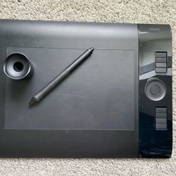 Wacom Intuos 4 drawing tablet with pen and pen stand