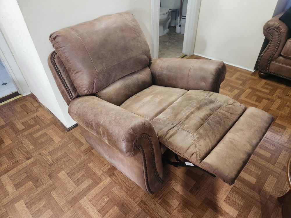 Larkinhurst Sofa, Loveseatand Recliner Set