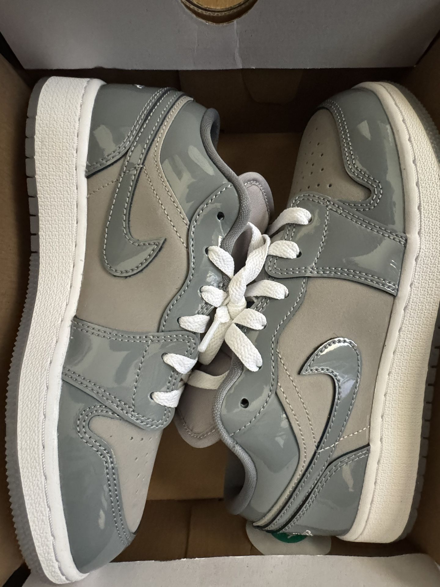 Nike Air Jordan 1 Low SE Boys Youth Size 5.5