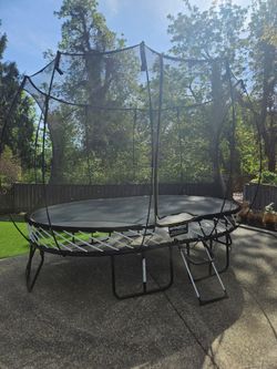 OVAL SPRINGFREE TRAMPOLINE