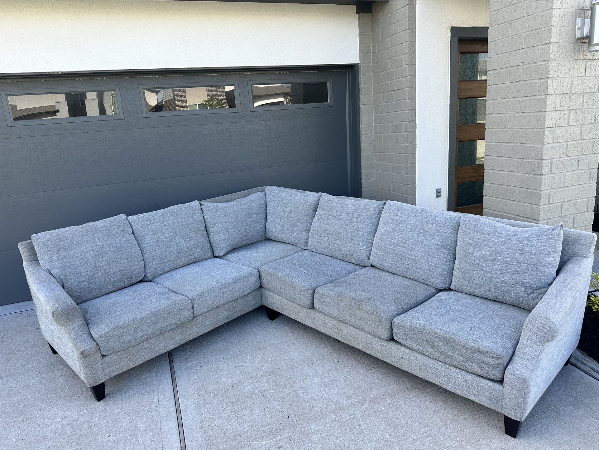 Beautiful Big Sectional Couch - 🚚Delivery Available 