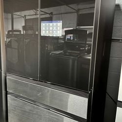 The 29 cu. ft. interior is generous, and the 4-door configuration with a flex drawer gives you smart segmentation of space.