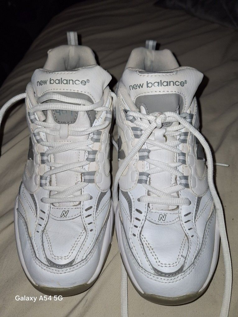New Balance 407 Women's White Leather Walking Athletic Shoes WX407B Size 7half $25